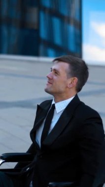 İş adamları resmi elbiseli modern bina, atış Handed Merkezi ile tekerlekli sandalye iş açık geçersiz erkekte görüşme. Tolerans kavramı. Deniz mavisi ve turuncu gündoğumu zaman