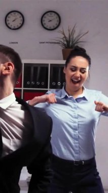 Takım elbiseli üç çılgın yakışıklı iş adamı, takım buluşmasında zafer dansı yaparak başarıyı süper yavaş çekimde kutluyorlar. Etkileyici mutlu duygular. Dikey Çekim.