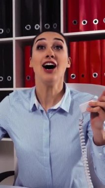 Çekici iş kadını mutlu ve çok anlamlı. Sıcak telefon görüşmesiyle harika bir yönetim anlaşması. Yılan suratlı. Süper yavaş çekim. Dikey Çekim.