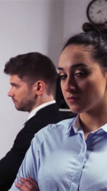 Üç kendine güvenen meslektaşın, yakışıklı yöneticilerin iş adamlarının ve iş kadınlarının serin destansı çekimleri başlarını kameraya çeviriyor. Ağır çekim. Dikey Çekim.