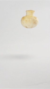 İki mantar şampiyonu ıslak masa yüzeyine düşüp ağır çekimde zıplıyor. Püskürtme ve sıçratma. Dikey Çekim.