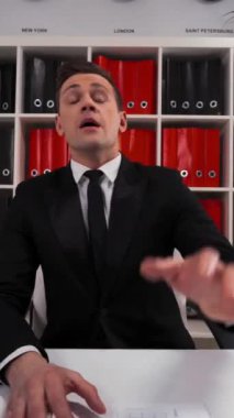 4k POV Ultra HD Lütfen bekleyin. İşiniz için bir teklifimiz var. Genç işadamı size grafik ve dokümanlarla ilgili servisinden bahsetti. Dikey Çekim.