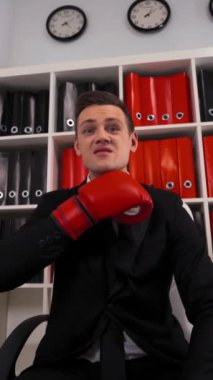 Boks eldivenli kızgın saldırgan iş adamı onun meydan okumasında başarısız olacağını söylüyor. Boğaz kesme hareketi. 4k ahd. POV Dikey Vuruşu.