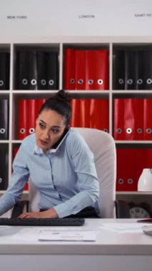 Ölü çizgi. Businesslady ile telefon, telefon, bilgisayar, tablet Pc ve belgeleri aynı anda çalışır. İş ofis içinde gadjets ile çalışmak çok zor. Dolly glidetrack kaymak orta 4 k vurdu
