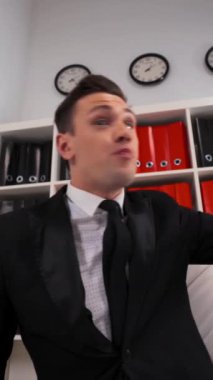 - Kovuldun! Kızgın iş adamı patron resmi olarak çıkmak için parmağını gösteren kişiye bağırarak giyer. Geniş çaplı görüntüler. Kızgın yüz ifadesi. 4k UltraHD. Dikey Çekim.