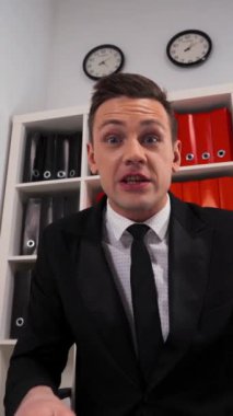 Kızgın çekici iş adamı fatura belgelerini yırtıp sallarken ağlıyor. Nefret ediyor. POV görüntüleri. Ofis içi geniş açı. Çok duygusal bir ifade. Dikey Çekim.