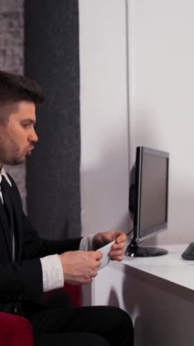 İş adamları ofiste sözleşme imzalarlar. Genç ve yakışıklı müşteri, iş kadınlarına dolarlarla birlikte zarf veriyor. Özeti sayıp anlaşmayı onayladı. Dikey Çekim.