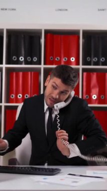 4 k uhd. Mobil konuşuyor ve birçok fırsatlar tipik klavye PC yapıyor ofiste çalışkan genç başarılı bir iş adamı. O zaman içinde yönetilen değil acele görünüyor. Glidetrack kaymak sinema çekim