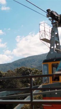 4k UHD Büyük Füniküler Dominik Cumhuriyeti 'nin güzel tropikal dağlarında çalışıyor. Gün batımı mavi gökyüzü bulutları dikey çekim.