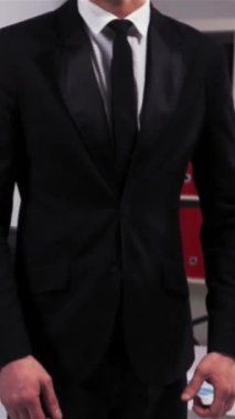 Çekici iş adamı atlıyor ve ofiste büyük bir anlaşma kazanılmasını kutluyor. Dikey Çekim.