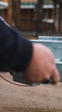 Olgun Erkek kolları karavanı arabasına kadar tekneyle tutar. Yakın plan. 4k UHD deniz mavisi ve turuncu kullanışlı dikey çekim.