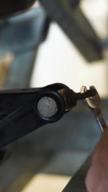 Usta Asyalı kamyon römorkunda ingiliz anahtarıyla çalışıyor. Tahta yelkenli. Taşakları kıvırıyor, Jack-Skrew. 4k ultrahd. Dikey Çekim.