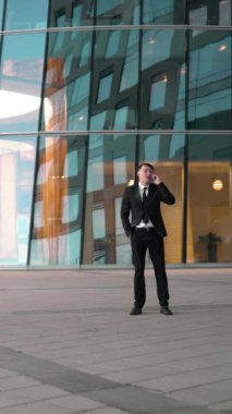 Komik bir şaka. Genç işadamı var konuşan bir smartphone. Giysi adam ve ishal uzakta uygun çalışan ve kıça veren aptal aptal rakip. İşadamı rakip sollamak. Parlak İş Merkezi