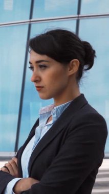 Ağır çekim. Sen Pov için anlaşma takım elbise ve gömlek gülümsemek genç çekici kendine güvenen seksi brownhair işkadını portresi. Çok mutlu görünüyor. Gündoğumu veya günbatımı closeup iş ilçe geçmişi