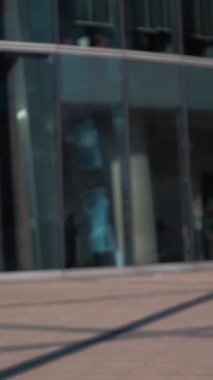 Ağır çekim. Neşeli iş adamları, ya da iş kadını ve müşteri tokalaşması. Manikür. Cam iş merkezi binası bg. Kırmızı ve siyah takım elbise. Steadicam yakın çekim dikey çekim.