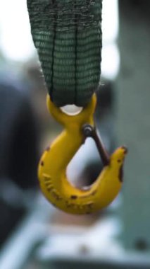 Roap karavanına kanca, arka planda bulanık rüzgârda sallanıyor. Kameraya doğru hareket et. Bulutlu. 4k UHD Dikey Çekim.