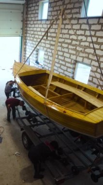Garaj atölyesinde insan ve kamyonla ahşap tekne yapmış. Dikey Çekim Dışarıya Aktarma Hazırlığı.