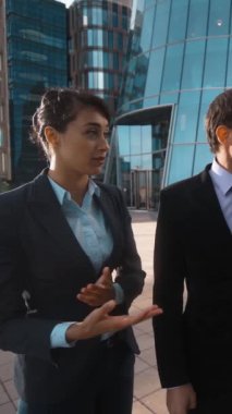 4 k. Pov. Üç genç çekici iş adamları iş adamı ve iş kadını sen ve alkış ile katılıyorum. Tezahürat. Onayı. Resmi tam uyuyor. Yeşil ve turuncu günbatımı tarzı. Geniş atış. Erkek, kadın