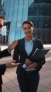 4 k. Ultrahd. POV. Genç çekici iş adamı resmi recommed onun ortağı seksi güzel brownhair Bayan işkadını textpad ile sana göre için. Modern cam BG. deniz mavisi bina ve turuncu günbatımı