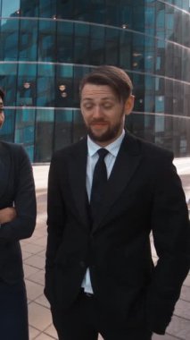 4 k. Uhd. POV. Üç genç çekici işadamları, iş adamı ve iş kadını, hakkındaki görüşünüz alay. Alaycılık, sülfatı kavramı. Resmi takım elbise ve kravat. İş Merkezi bina modern bölgesi