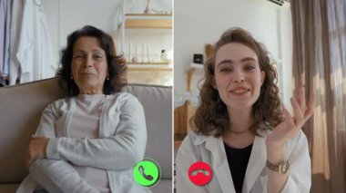 İki kişi bir video konferans platformunda çevrimiçi bir görüşme yapıyor, konuşmaları sırasında gülücükler ve jestler paylaşıyorlar. Düzen rahatladı, açık bir değiş tokuşu teşvik ediyor..