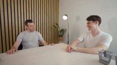 İki insan anlamlı bir sohbete girişir, çevrimiçi ve çevrimdışı etkileşimler arasındaki geçişi incelerken aynı zamanda samimi ve minimalist bir ortamda çeşitli duyguları ifade ederler..