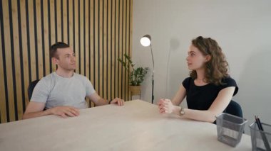 İki birey sanal bir toplantıya katılarak fikir alışverişinde bulunuyor. Ayarlar, doğal unsurların konuşmaları geliştirdiği minimalist bir tasarımı içeriyor..