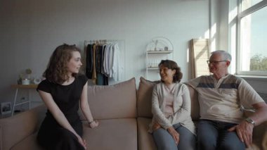 Üç birey, evlerinin rahatlığında gülücüklerini ve gülücüklerini paylaşarak ayrı bir ekran görüntüsü üzerinden iletişim kuruyor. Rahatlatıcı ve ilgi çekici bir konuşma onların bağlantılarını vurgular..