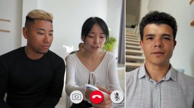 Çevrimiçi video görüşmesi sırasında iki takım üyesi işbirliği yapıyor. Projenin geliştirilmesi ve takım çalışması üzerine yoğunlaşan üçüncü bir katılımcıyla fikir ve görüşlerini paylaşıyorlar..