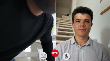 Diğer tarafta bir adam görünürken, iki arkadaş bir internet görüşmesi üzerinden sohbet ediyorlar. Ortam, işbirliği için uygun canlı bir atmosferle modern..