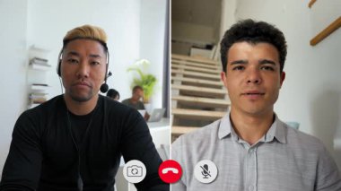 İki birey çevrimiçi bir ekranda bölünmüş bir tartışmaya girişiyor. Katılımcılardan biri modern bir çalışma alanında, diğeri ise sıradan bir evde, kulaklık takıyor ve fikirleri paylaşıyor..