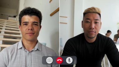 İki birey online bir görüşme yapıyor, fikirleri ve güncellemeleri paylaşıyorlar. Ayar, güncel ve aydınlık bir arkaplan içeriyor, tartışmaları için gündelik ve davetkar bir ortam yaratıyor..