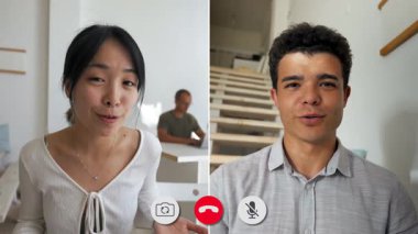 İki kişi, çeşitli konuları tartışarak çevrimiçi bir video görüşmesiyle bağlantı kuruyor. Biri masa başında otururken, diğeri parlak, minimalist bir ortamda, sohbete odaklanıyor..