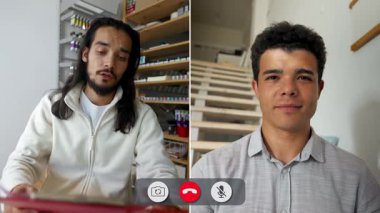 İki birey projeleri hakkında ayrı bir ekran görüntülü konuşma yapıyor, fikirleri paylaşıyor ve uzaktan işbirliği yapıyorlar. Kurulumda ev ofisi ve modern merdivenler yer alıyor..