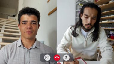 İki kişi çevrimiçi ekranda ayrı bir görüşme yapıyor, biri evden gülümserken diğeri dikkatlice not almaya odaklanıyor. Ayarlar gelişigüzel, ortamın bir karışımını gösteriyor..