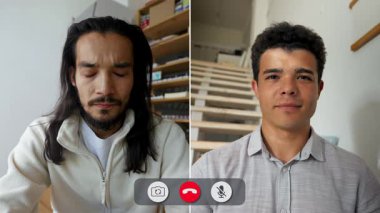 İki kişi internetteki bölünmüş ekranlı bir sohbete girişiyor, görüşlerini ve fikirlerini paylaşıyorlar. Ayarlar, bir kişinin rahat bir odada diğerinin de merdivenlere dayandığı temiz bir arkaplan içeriyor..