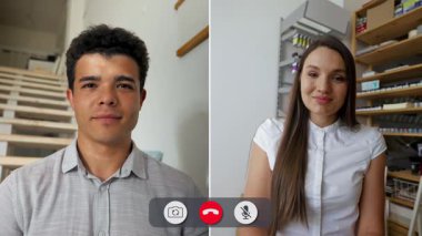 İki kişi çevrimiçi bir video görüşmesine katılıyor. Erkek konuşmacı arka planda merdivenleri olan parlak bir odada, kadın konuşmacı ise iyi organize edilmiş bir çalışma alanında oturuyor..