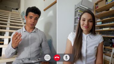 İki kişi, çeşitli konuları tartışarak çevrimiçi bir ekran görüşmesine katılıyor. Biri rahat bir evde, diğeri ise düzenli bir çalışma alanında..