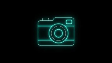 Parlayan neon kamera ikon animasyonu. Siyah arka planda ışıldayan klasik fotoğraf makinesinin ışıltılı ana hatları. Dijital medya ve sosyal platformlar için fotoğraf ve içerik oluşturma sembolü.