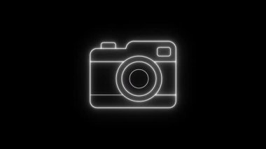 Neon kamera ikon animasyonu. Siyah arka planda flaş efektli beyaz renkli klasik kamera taslağı. Fotoğraf, medya, teknoloji veya retro-temalı yaratıcı içerik için döngü videosu.