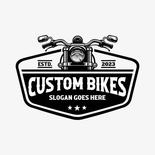 カスタムクラシックバイクヴィンテージエンブレムロゴデザインベクトル白の背景に隔離されました オートバイのガレージと機械的なロゴのためのベスト — ストックベクタ