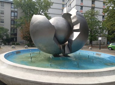 Heykel, çeşme, bölünmüş top