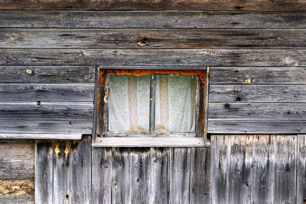 Uma Pequena Janela Uma Antiga Casa Banho Madeira Aldeia — Fotografia de Stock
