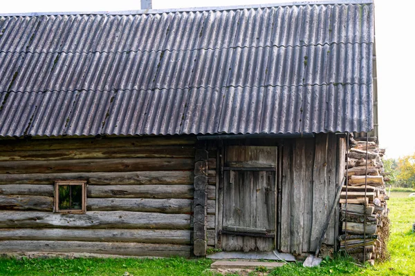 农村的旧木制谷仓建筑 — 图库照片