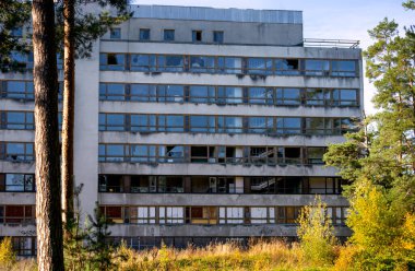 Şehirdeki terk edilmiş bir binanın cephesi.