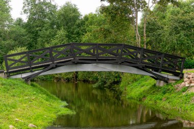 Pedestrian bridge across the moat near the old manor
