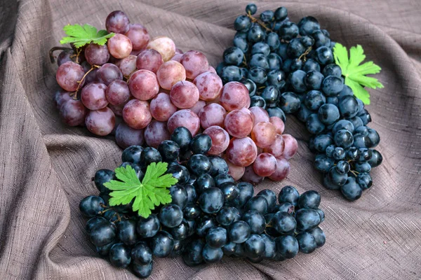 Большие Скопления Розового Черного Винограда Салфетке — стоковое фото
