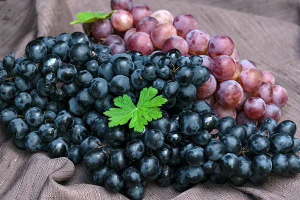 Large Clusters Pink Black Grapes Napkin — Stock Photo, Image