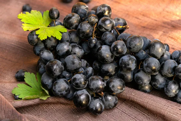 Grand Bouquet Raisins Noirs Sur Une Serviette — Photo