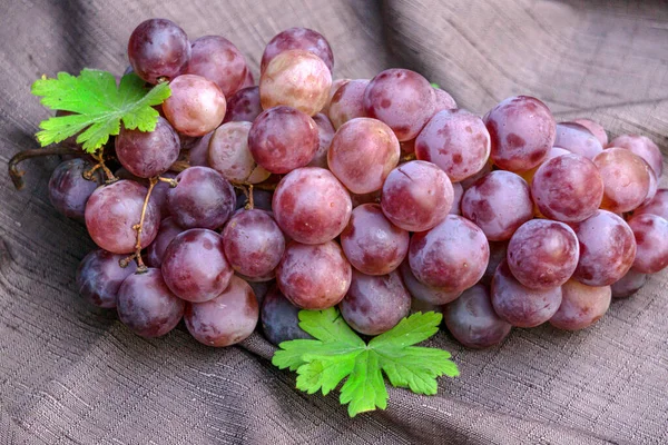 Een Grote Bos Van Roze Druiven Een Servet — Stockfoto